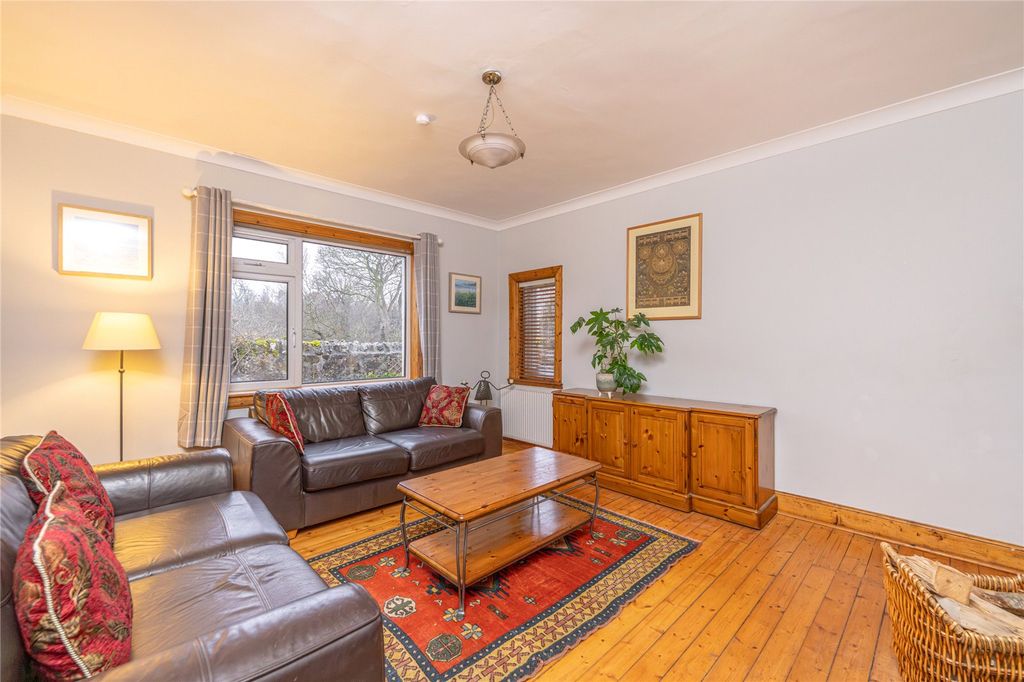 Property photo 3 of 33 Lounge Alt