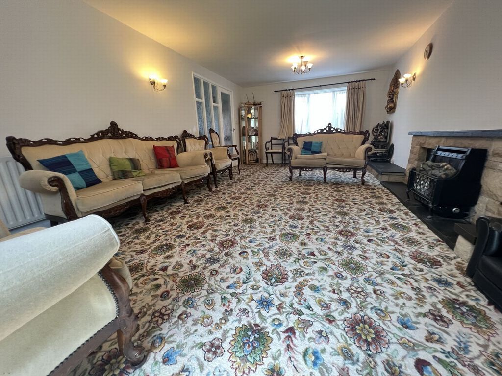 Property photo 3 of 17 Lounge