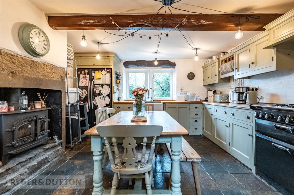 Property photo 2 of 27 Dining Kitchen