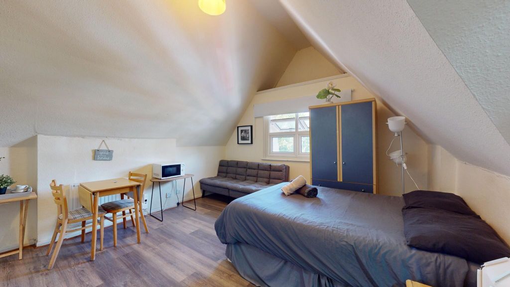 Property photo 1 of 10 Bedroom