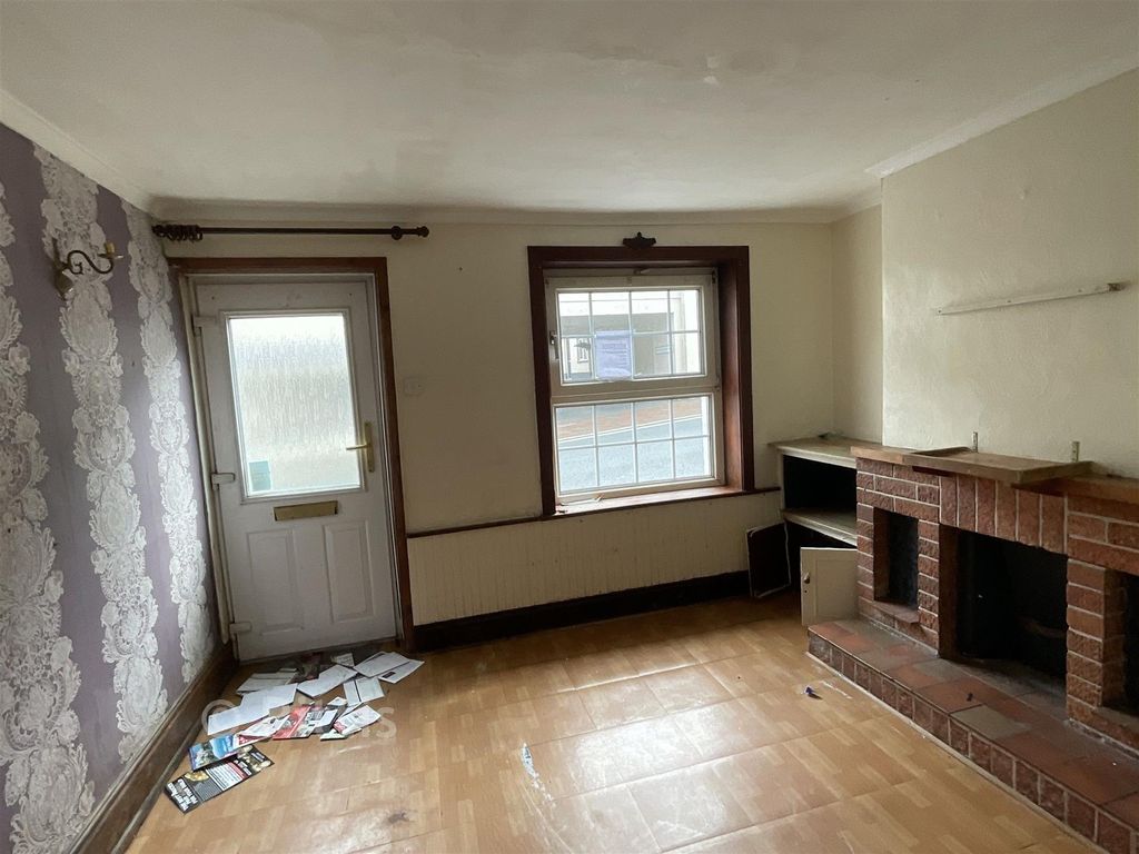 Property photo 2 of 8 Lounge