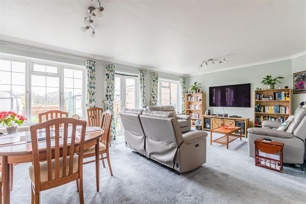 Property photo 2 of 27 3 Kashmir Close, New Haw, Kt15 3Jd - 24.Jpg