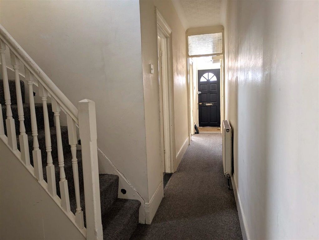 Property photo 2 of 7 Hallway