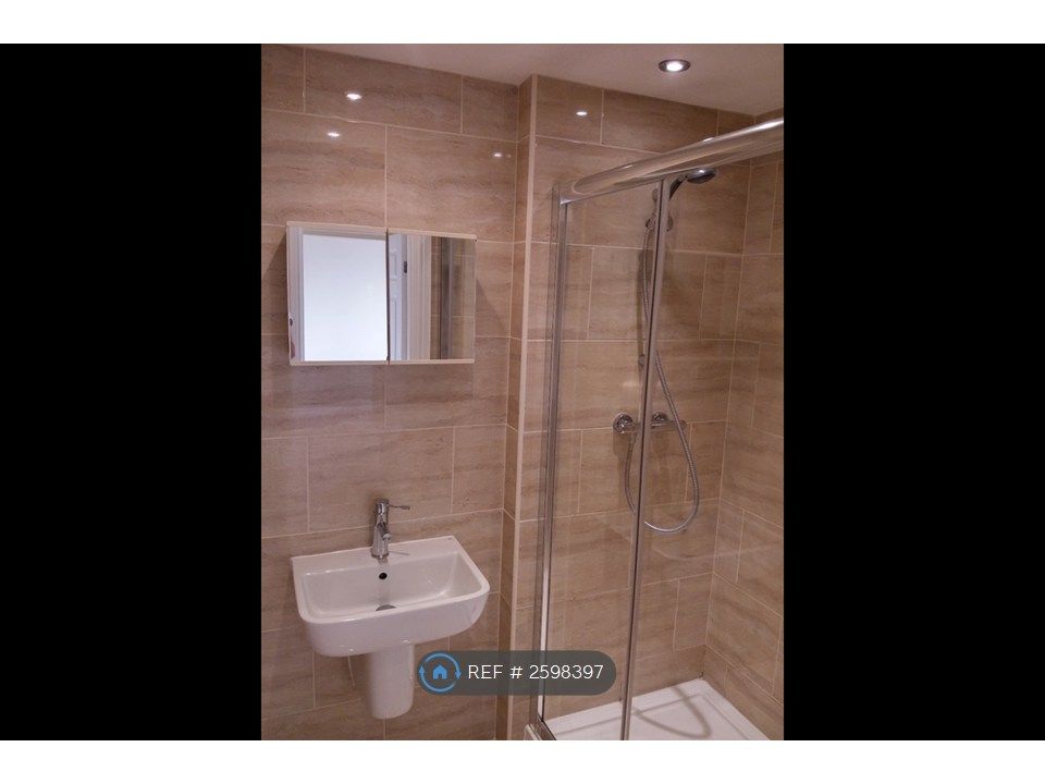 Property photo 1 of 10 Bathroom 2/2