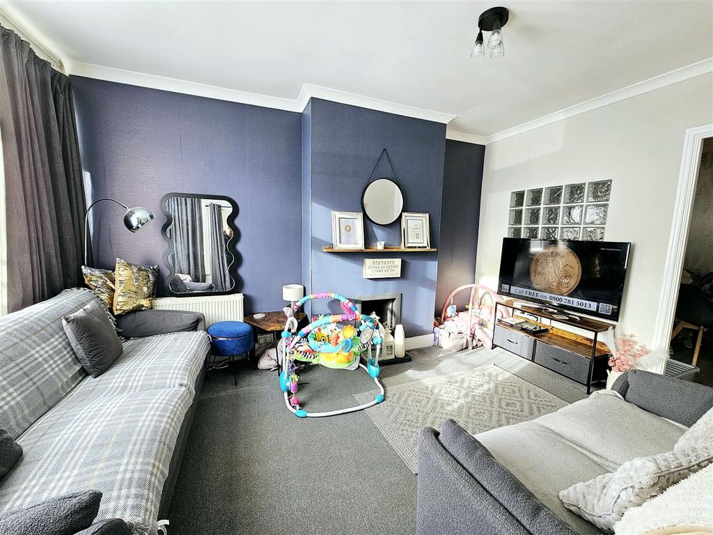 Property photo 2 of 8 Lounge