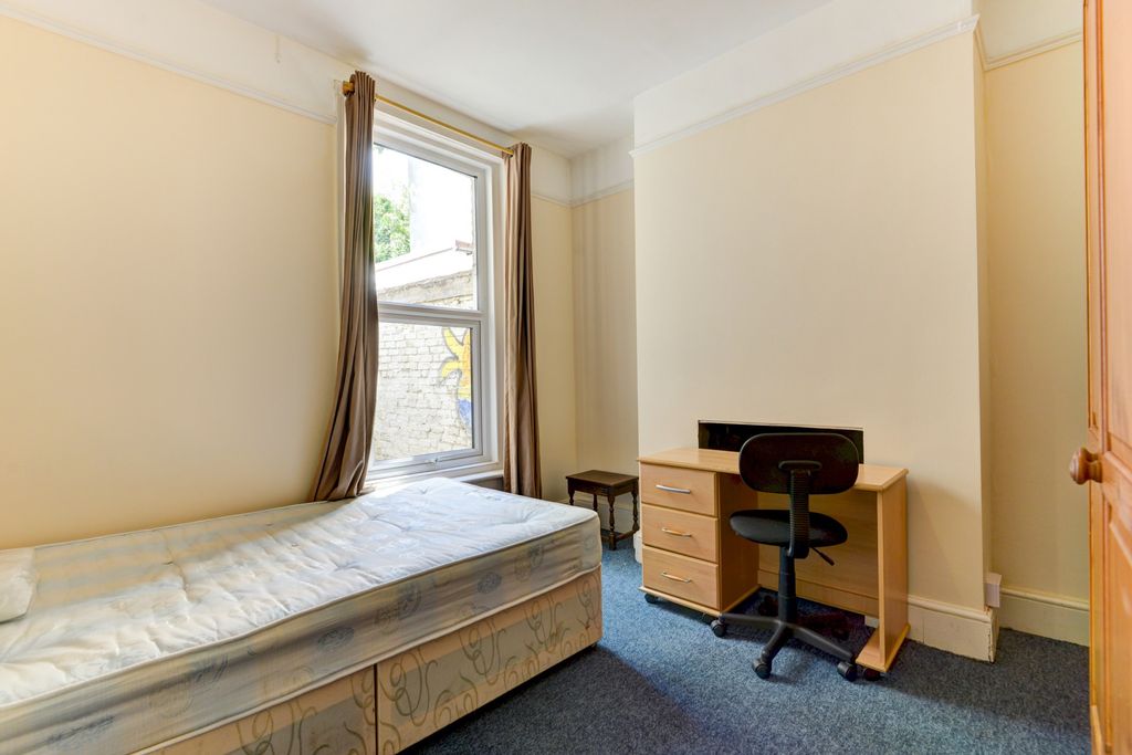 Property photo 3 of 20 A Cozy Single Bedroom Featuring A Comfortable Bed ...