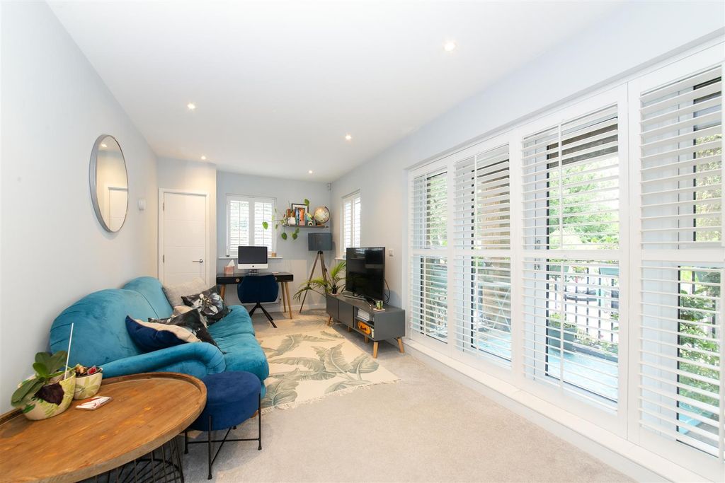Property photo 2 of 10 Kitchen / Open Plan Living Area