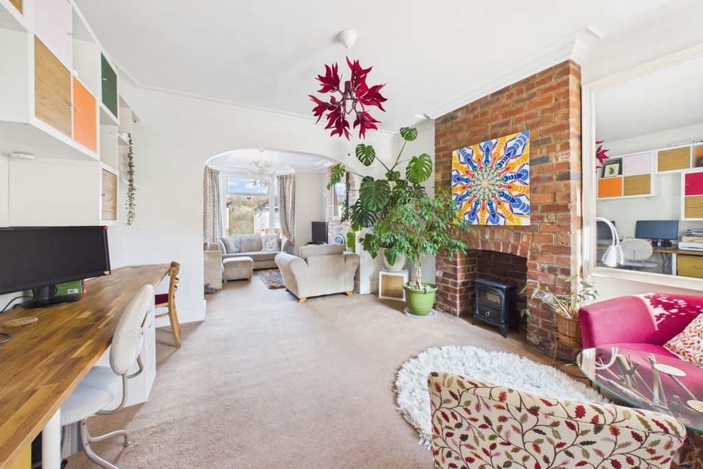 Property photo 2 of 25 Through Lounge