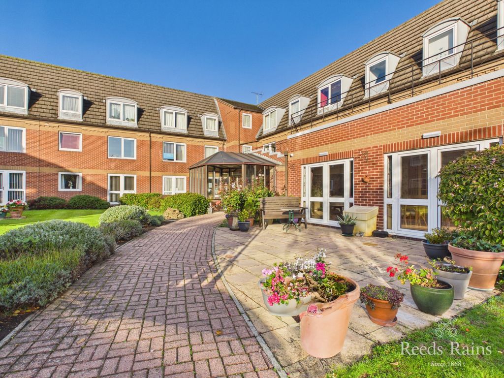 Property photo 1 of 12 Communal Entrance