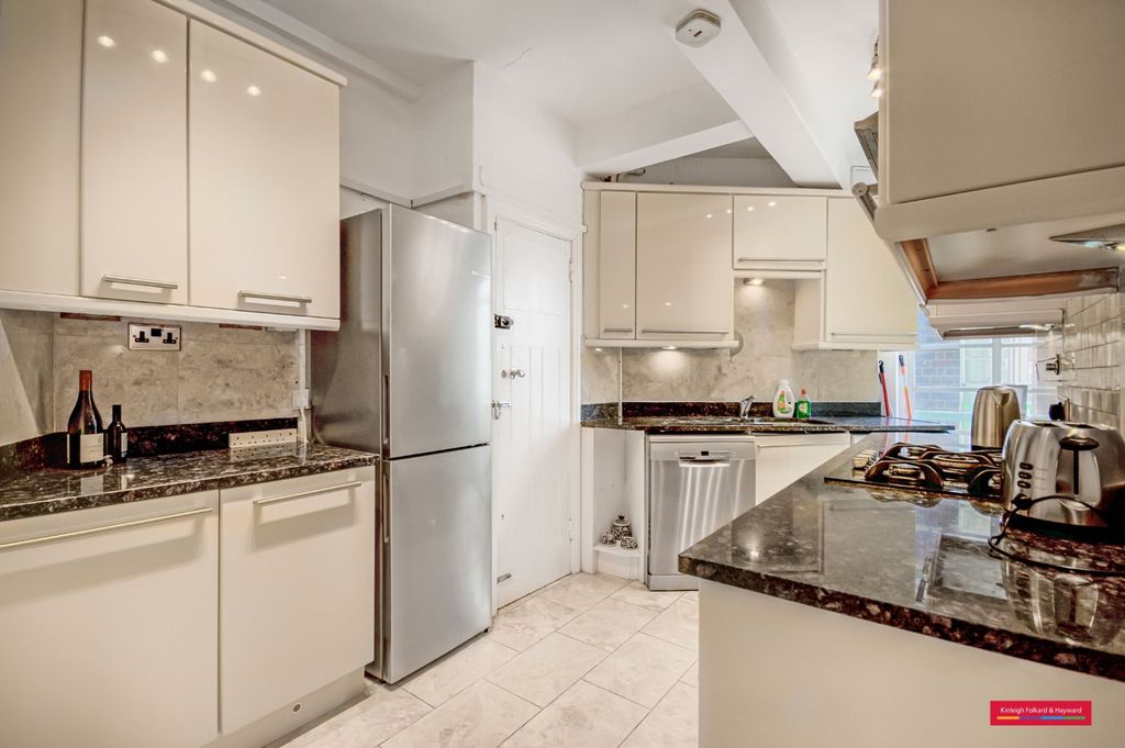 Property photo 3 of 17 Kitchen