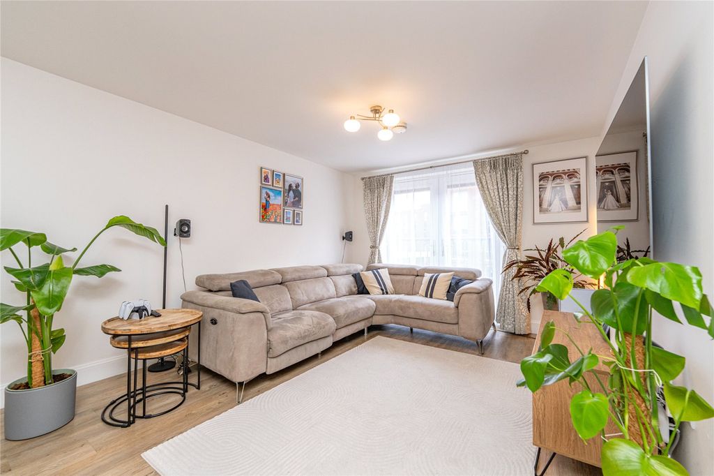 Property photo 3 of 26 Lounge Alt