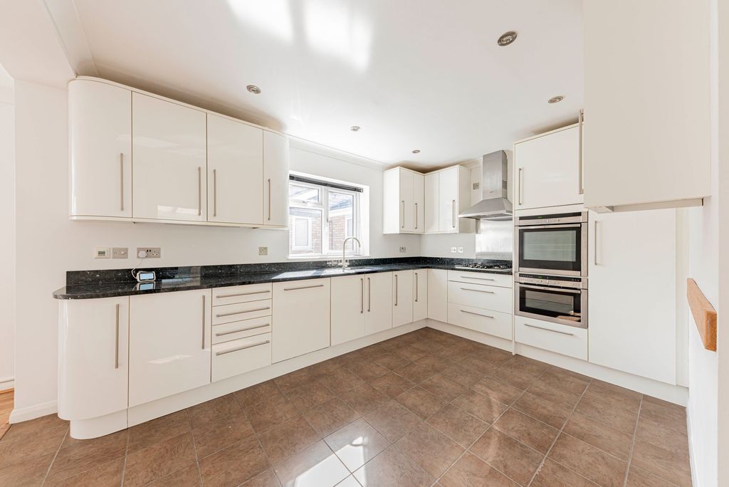 Property photo 2 of 24 Kitchen (1)