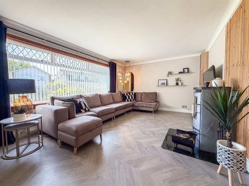 Property photo 3 of 38 Lounge