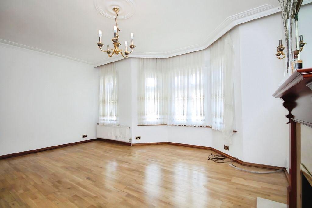 Property photo 3 of 7 E1F0E49c-8d179332...
