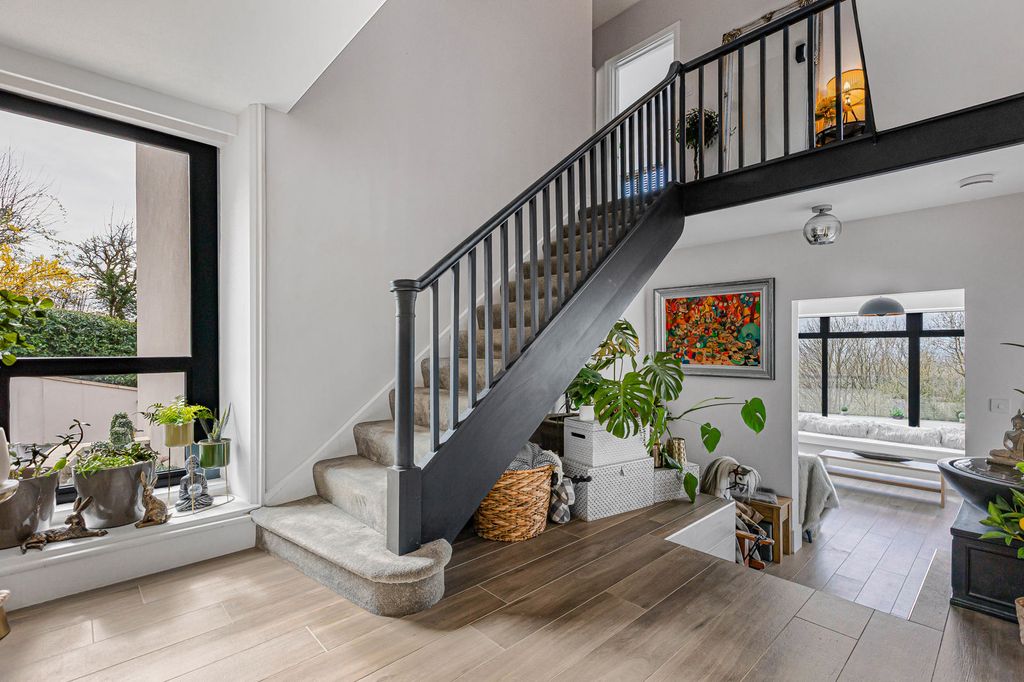 Property photo 3 of 41 Entrance Hall