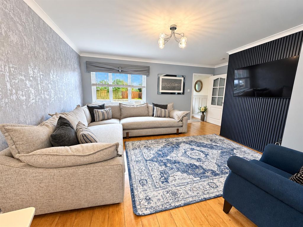 Property photo 2 of 19 Lounge