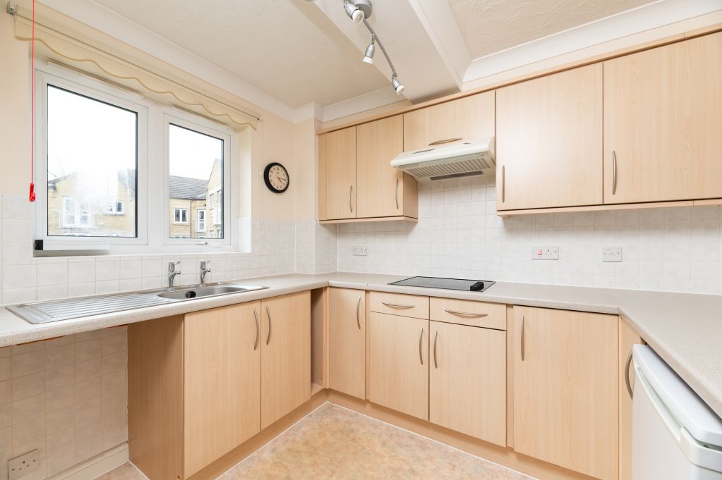 Property photo 3 of 19 Kitchen