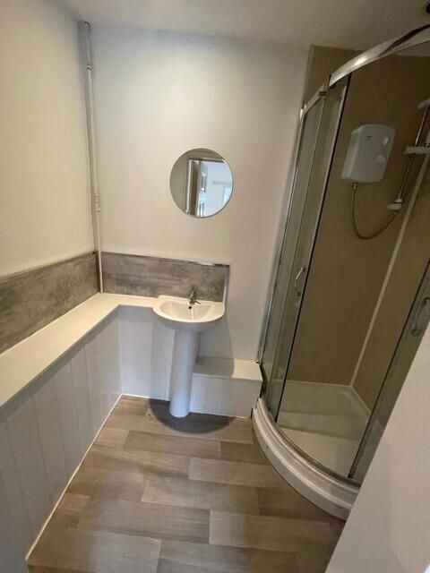 Property photo 2 of 11 Ensuite