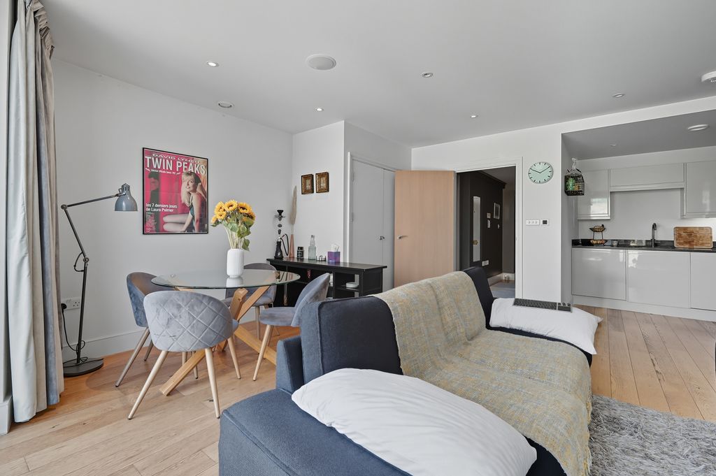 Property photo 3 of 18 Lounge/Diner