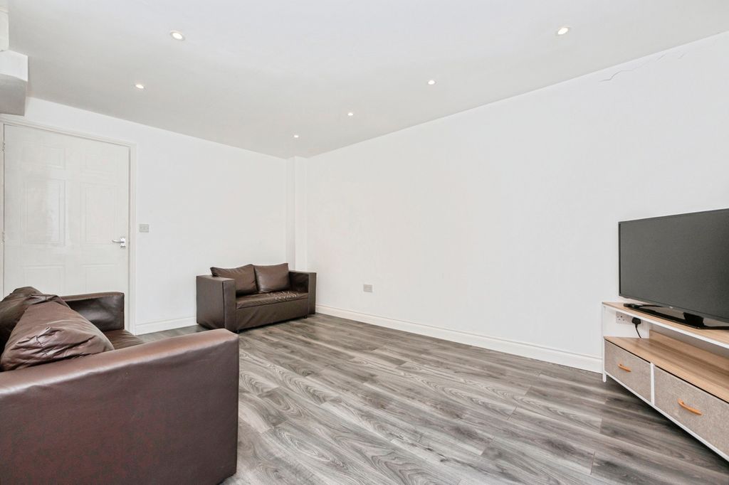 Property photo 3 of 11 Pbox-Img.Jpg