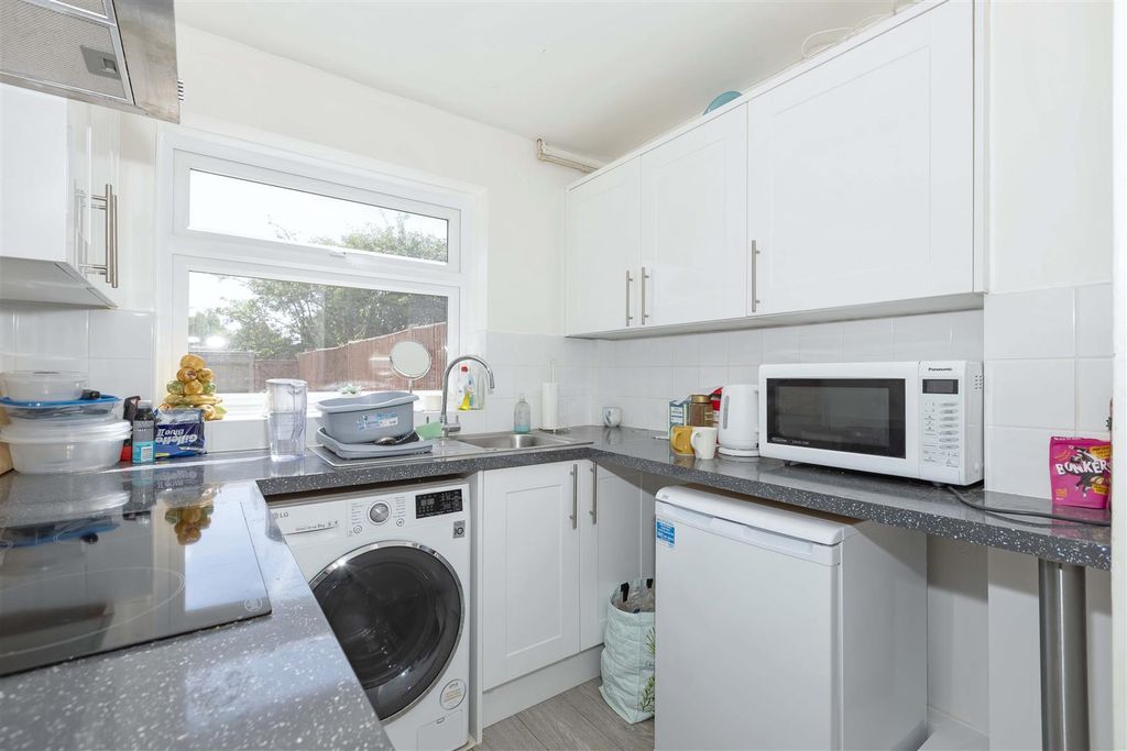 Property photo 3 of 12 Hudson Close_6.Jpg