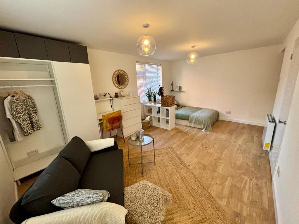 Property photo 1 of 18 Bedroom Lounge.Jpeg