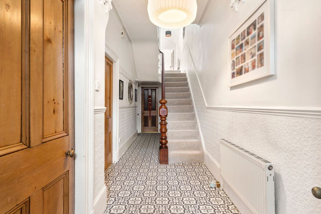 Property photo 2 of 32