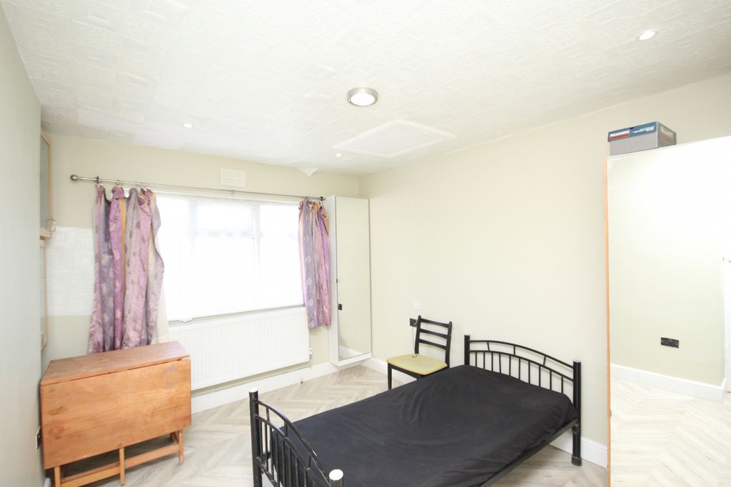 Property photo 3 of 6 Gallery