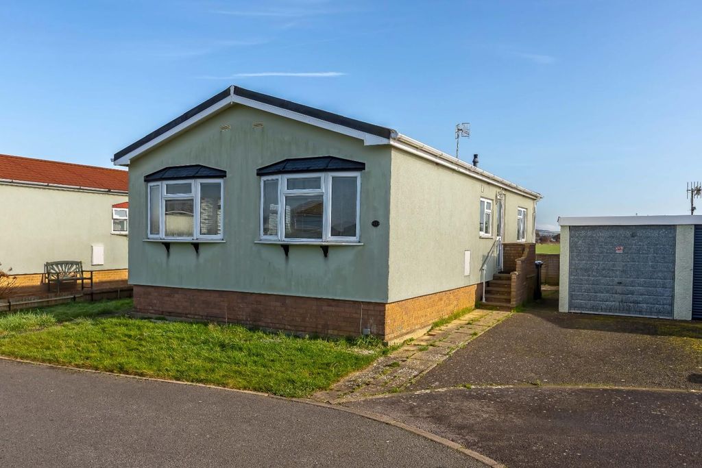 Property photo 1 of 14 Regents Close_12.Jpg