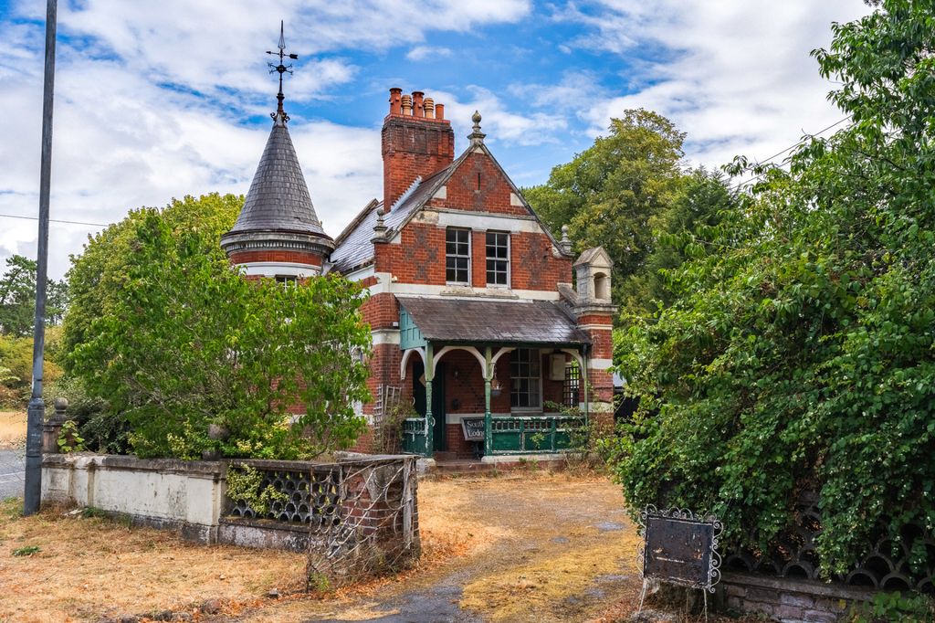 Property photo 1 of 32