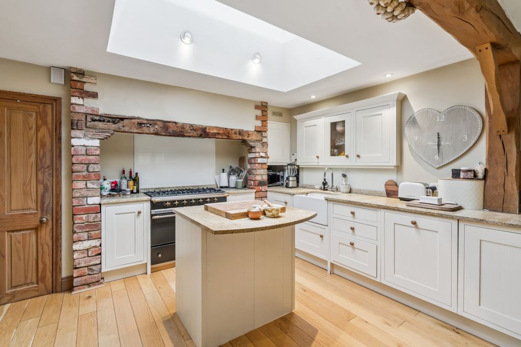 Property photo 3 of 19 Kitchen