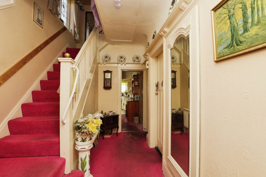 Property photo 2 of 11 Entrance Hall