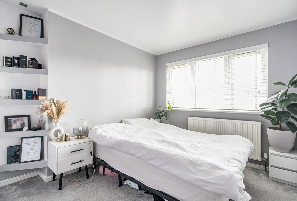 Property photo 1 of 20 Master Bedroom