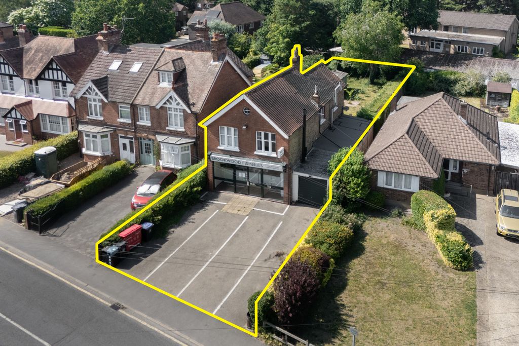 Property photo 1 of 30 152 Connaught Road, Brookwood, Woking Gu24 0Al