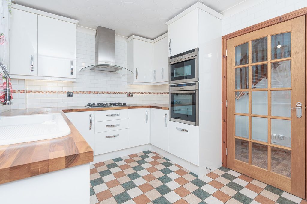 Property photo 3 of 27