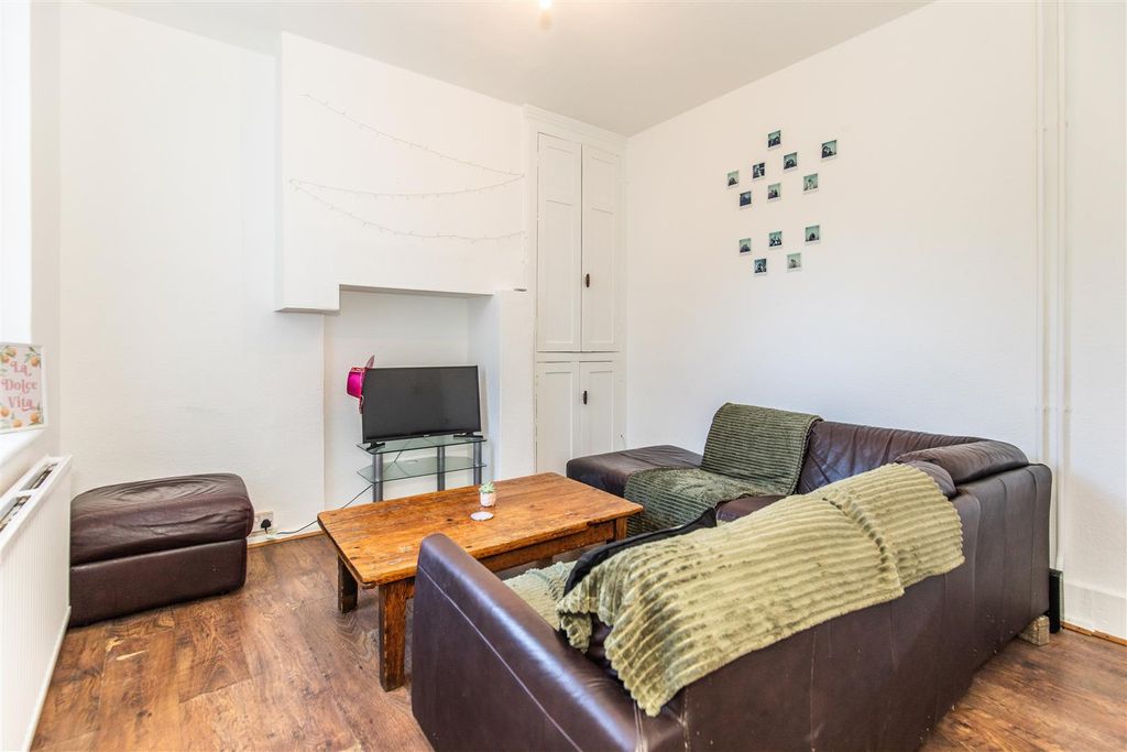 Property photo 1 of 17 Living Room