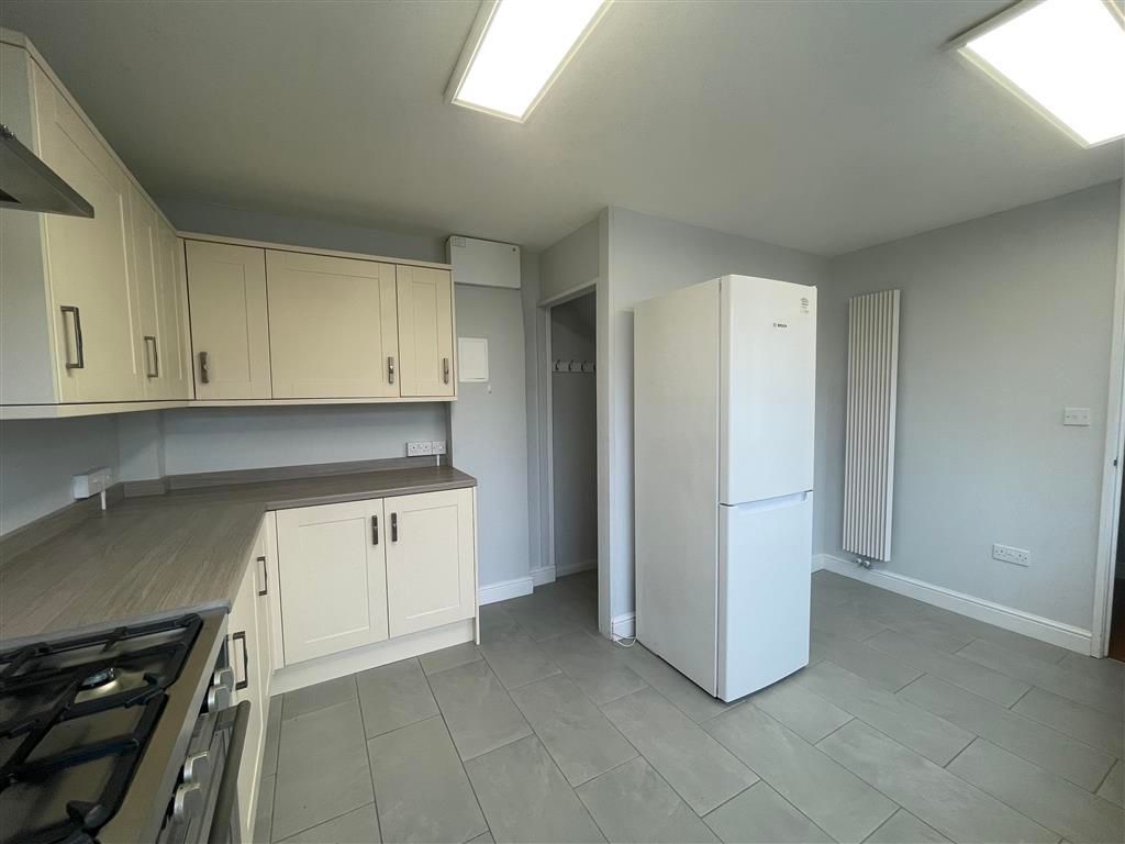 Property photo 3 of 12 Kitchen