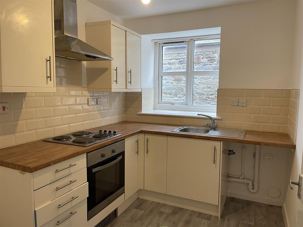 Property photo 2 of 10 Kitchen