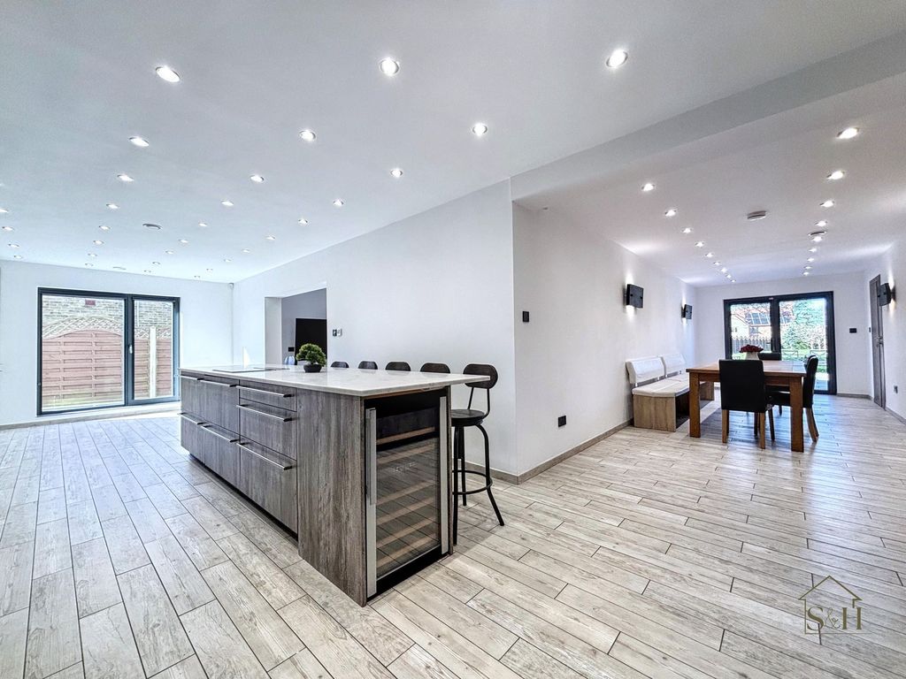 Property photo 2 of 35