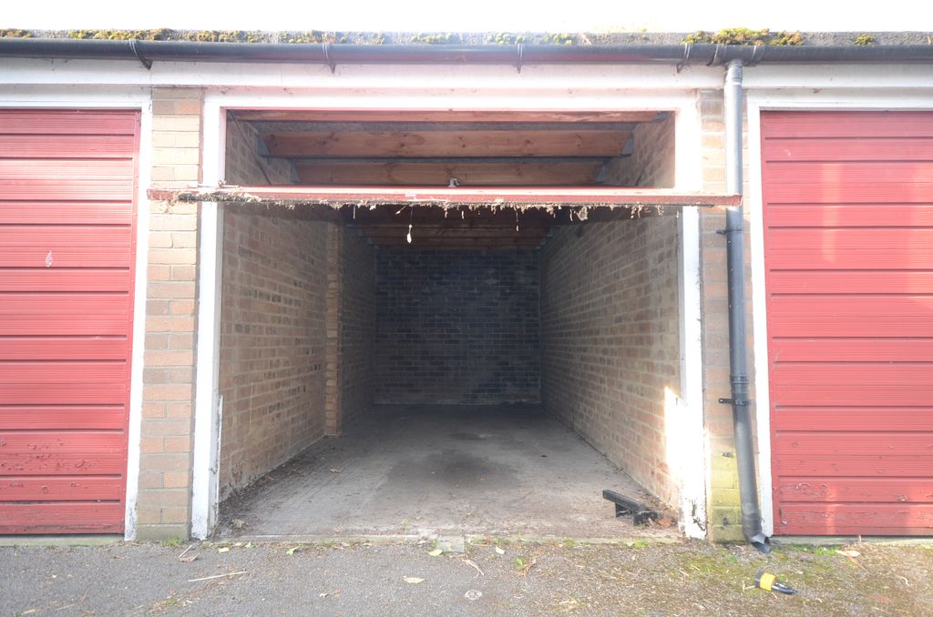 Property photo 3 of 5 Garage 3