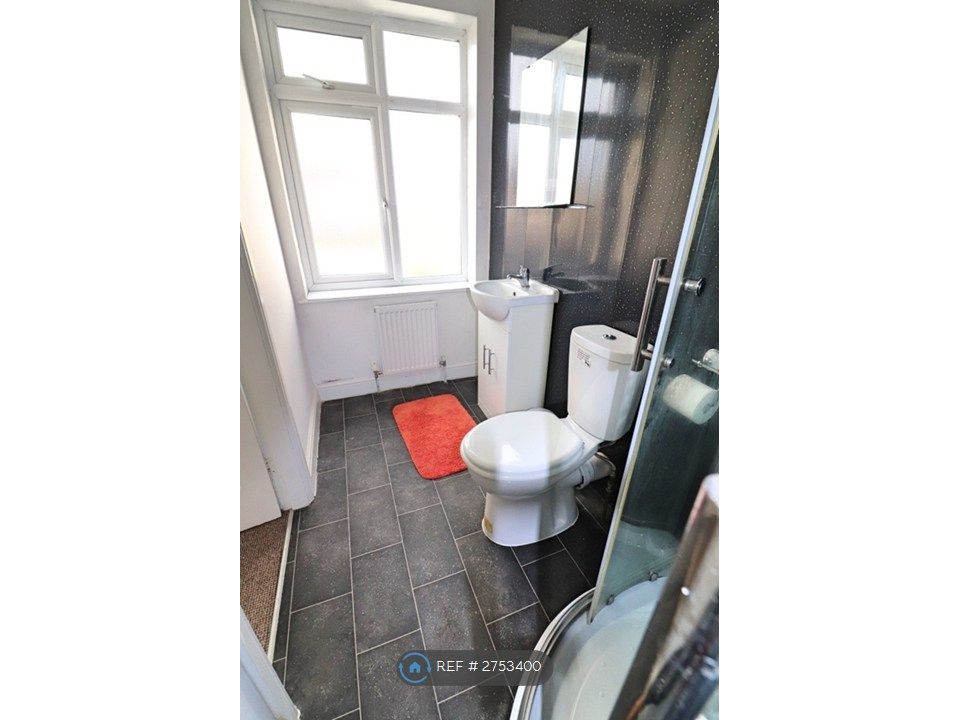 Property photo 2 of 4 Room 3 - En Suit