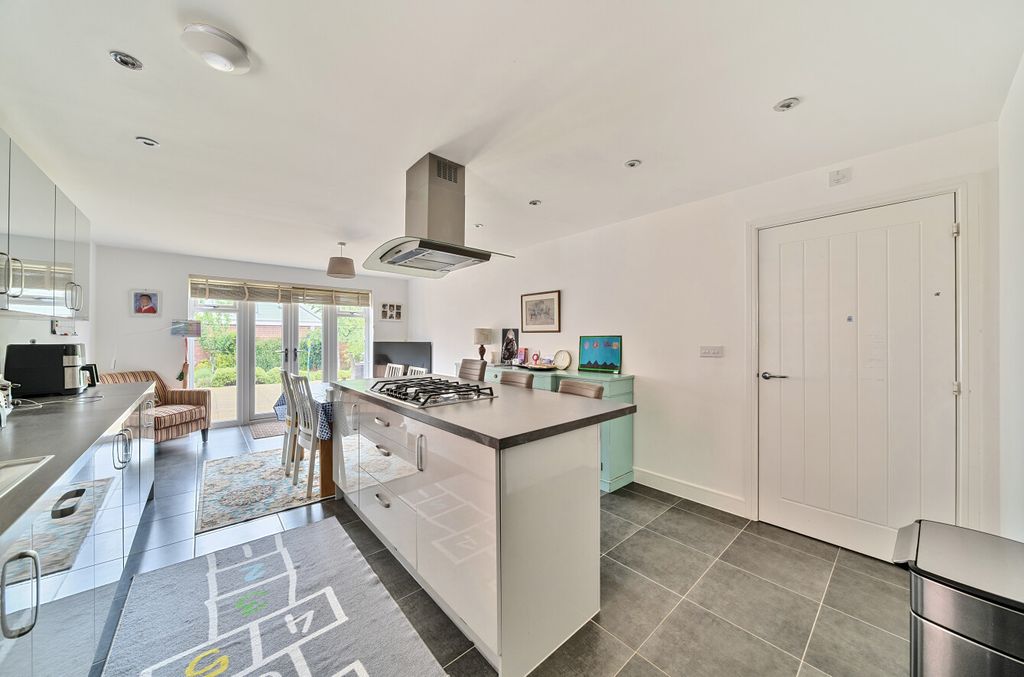 Property photo 3 of 22 1295482-14-682Dce...