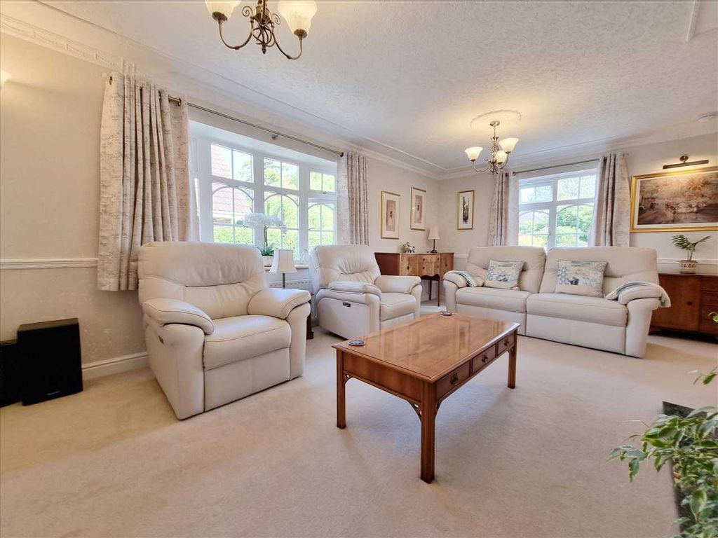 Property photo 2 of 16 Lounge: