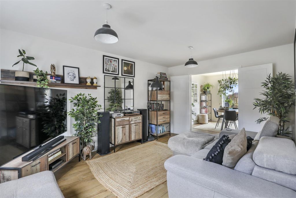 Property photo 2 of 10 Living Room