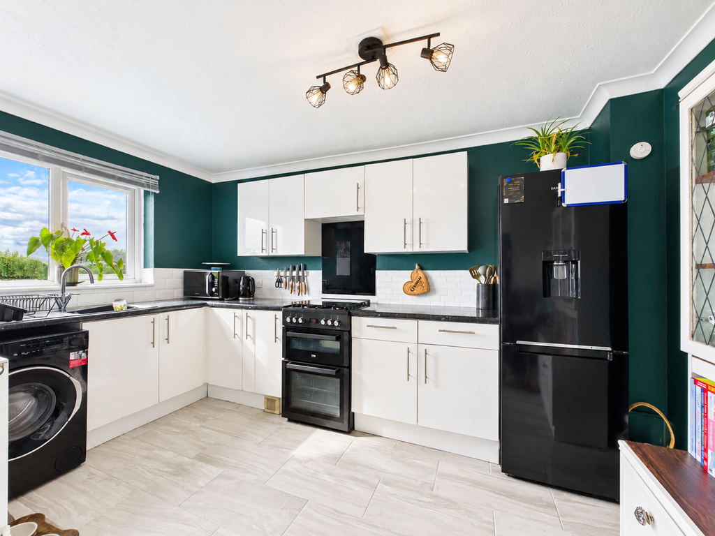 Property photo 3 of 11 Kitchen
