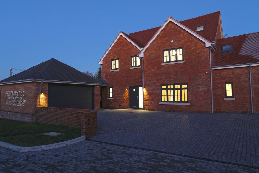 Property photo 1 of 12