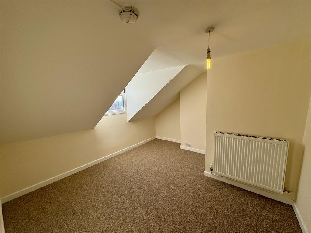 Property photo 2 of 6 Bedroom