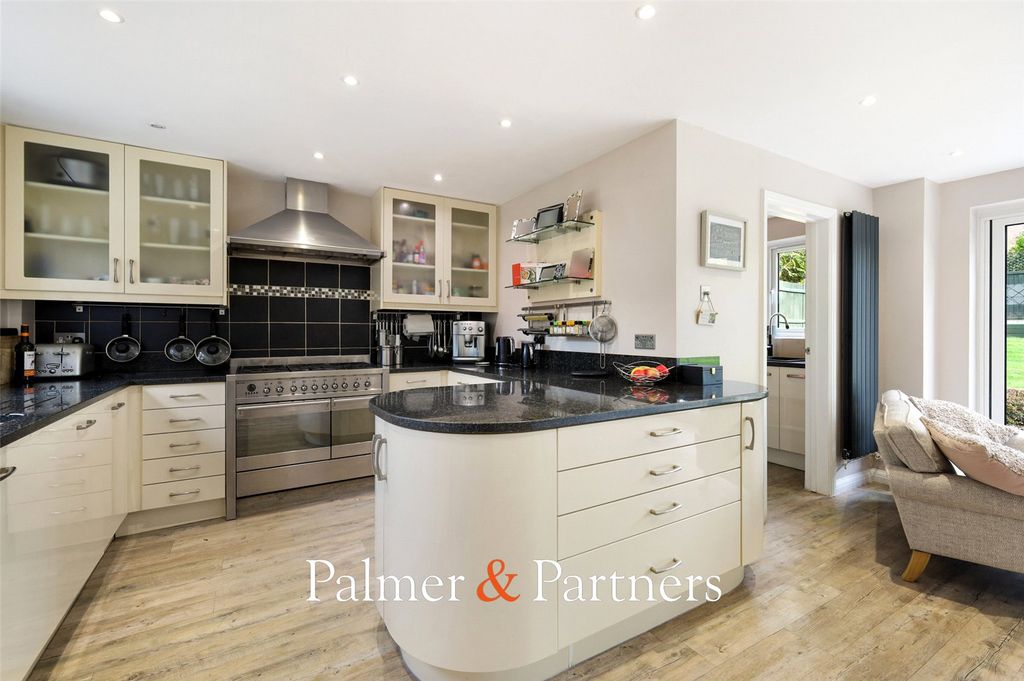 Property photo 2 of 33 Picture No. 11