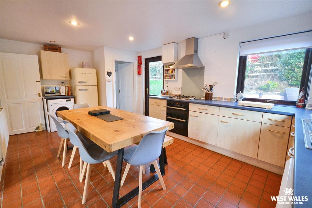 Property photo 3 of 22 Kitchen