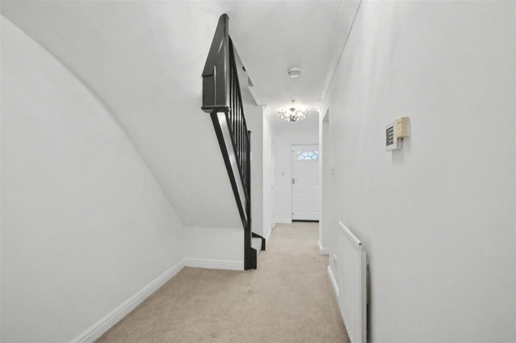 Property photo 2 of 19 Entrance Hall